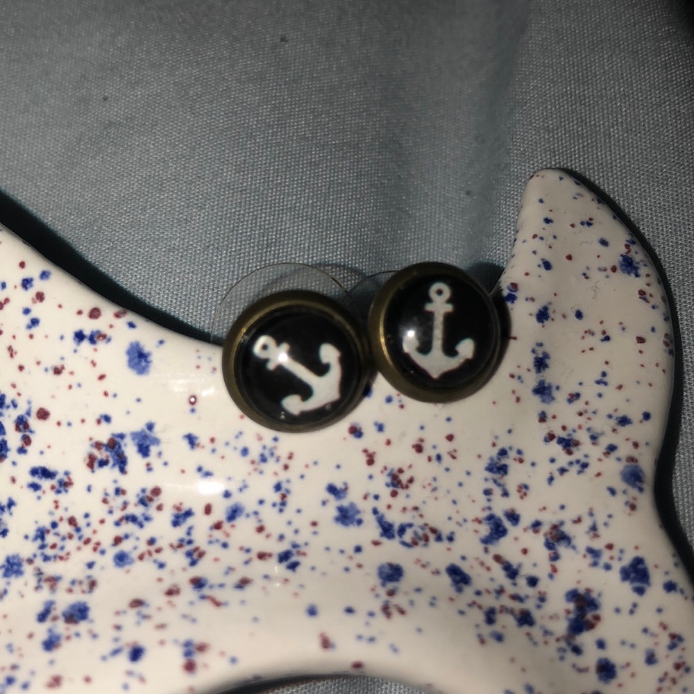 Anchor stud earrings